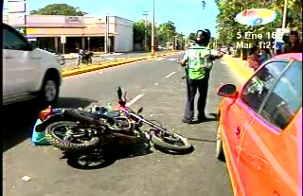 Menor de 12 años resulta lesionado al estrellarse moto en la que viajaba